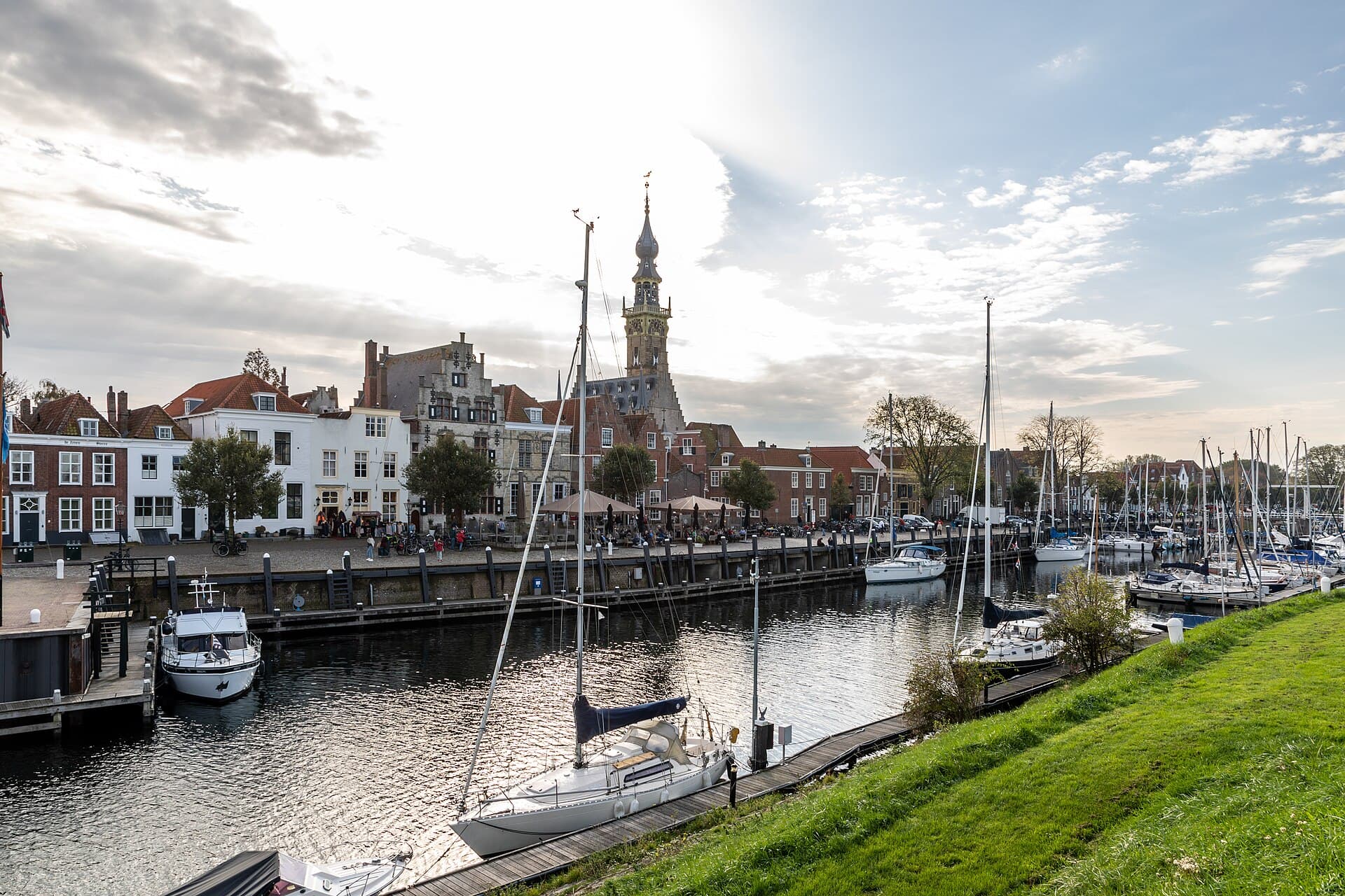 Hafen von Veere mit der Grote Kerk im Abendlicht